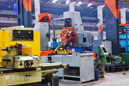 钢铁与智慧的交汇 现代工业工厂中机械设备研发新貌